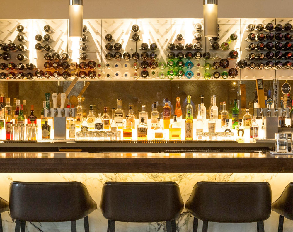 Bar med vita STACT Premier vinhyllor