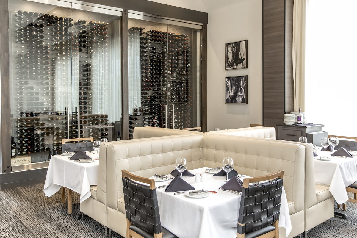 Stort vinrum med STACT vinhyllor i en restaurang